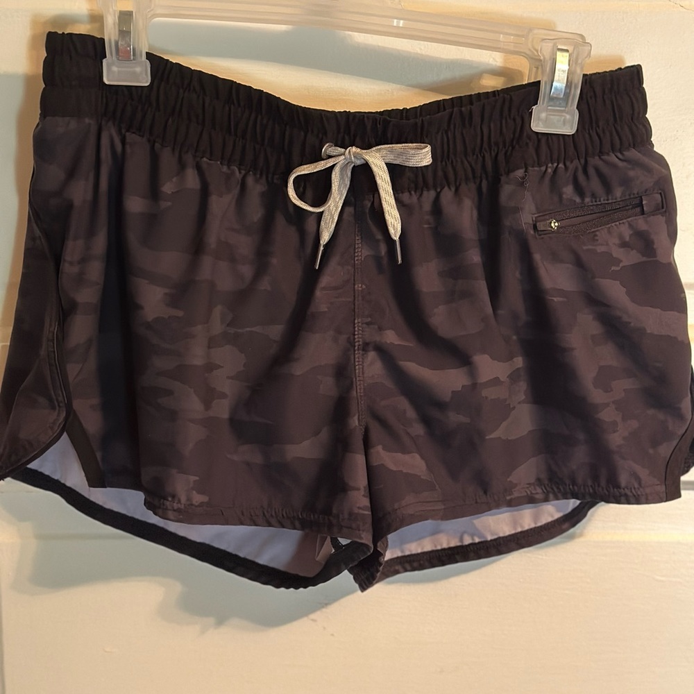 Vuori Clementine short, size large